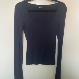 Mörkblå långärmad tröja - Mörkblå långärmad tröja från Gina Tricot i strl XS. Använd men i bra skicka