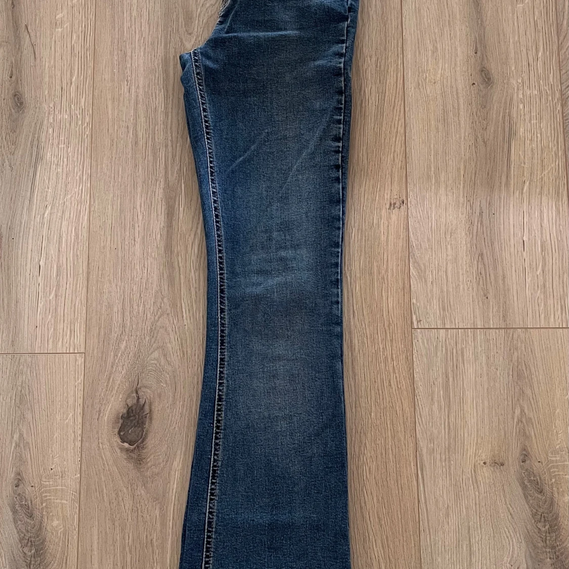 Blå bootcut jeans från Gina Tricot strl 32 - 1