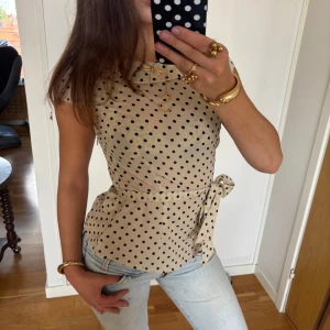 Prickig topp - Så söt cremevit prickig topp med knytning. Jag är 168 och det är mina bilder, köp via köp nu direkt eller Swish, kvar tills markerad som såld 💖 