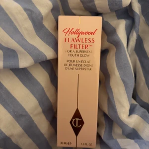 Charlotte Tilbury Hollywood Flawless Filter - Hollywood Flawless Filter från Charlotte Tilbury i nyansen 2.5 Fair/Pale. En flytande produkt som ger glow och lyster till ansiktet, kan användas som primer, highlighter eller lätt foundation. Kommer i en lyxig glasflaska med guldig kork, 30 ml. Bruten förpackning, produkten är dock enbart testad på handleden!💛