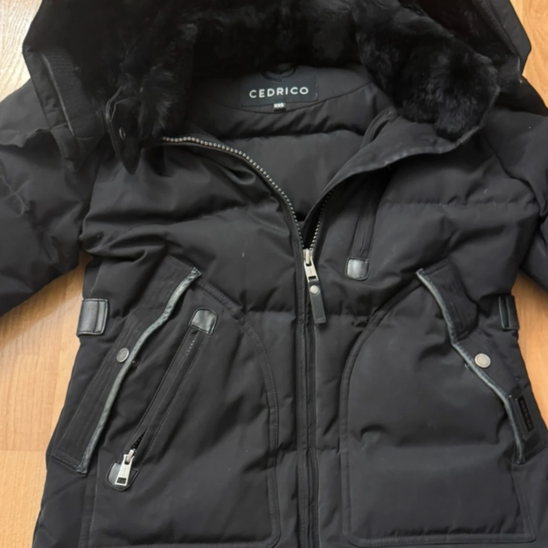 Svart dunjacka från Cedrico