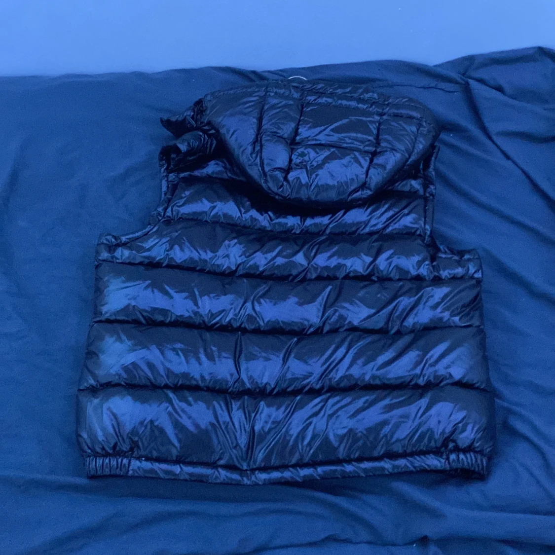 Svart dunväst från Moncler med huva - 1