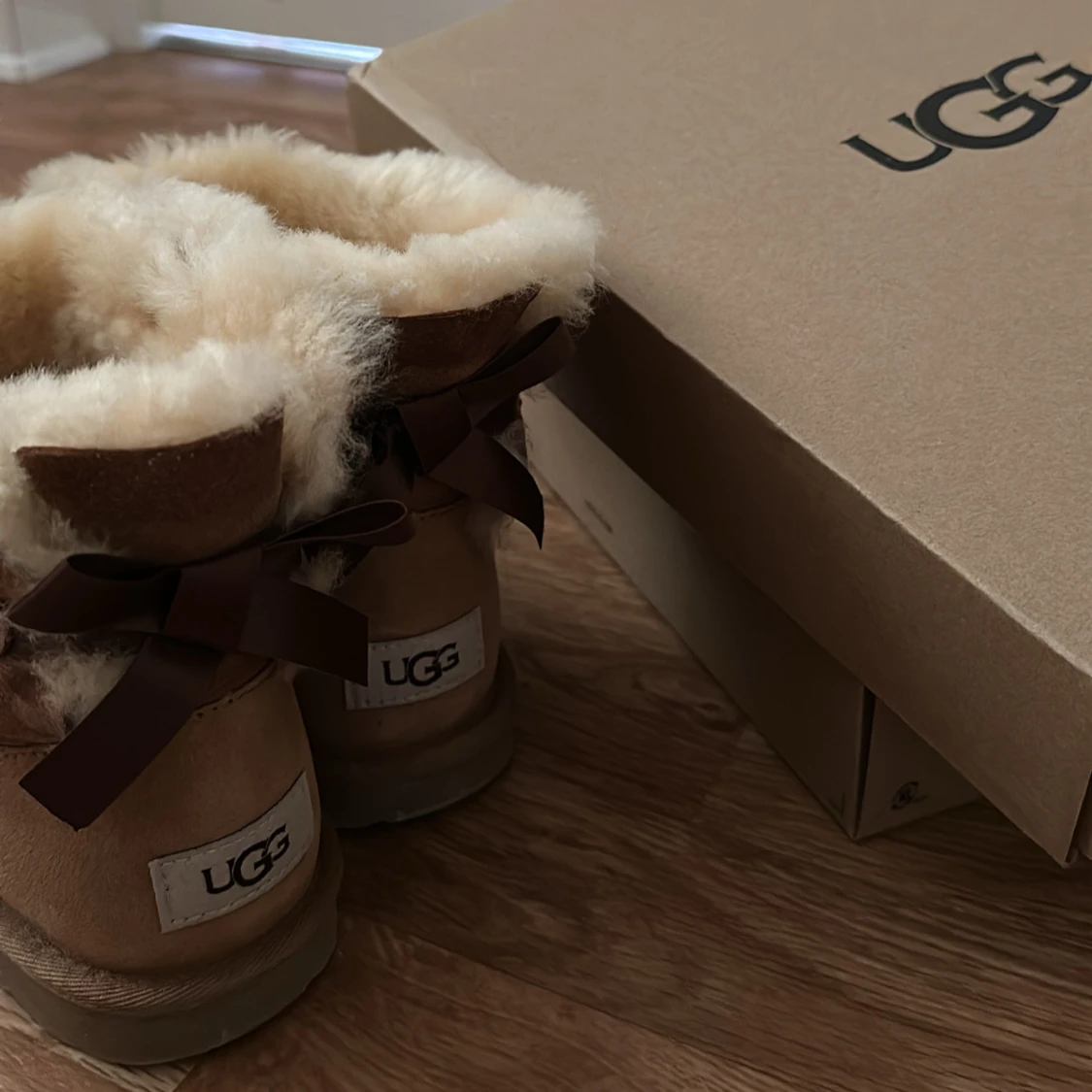 Bruna UGG boots med rosett och fårull