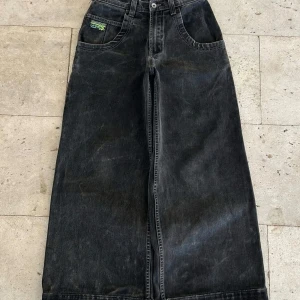 Svart lång jeanskjol från JNCO - Utvald kollektion av autentiska JNCO-jeans, skickade direkt från USA! Dyk in i den ultimata 90-talsvibben med djärva, baggy passformer och premiumkvalitet. Shoppa nu retro streetwear som drar blickarna till sig!