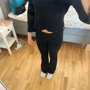 Svart v-ringad stickad tröja Cubus - Svart stickad tröja från Cubus med v-ringning och ribbade muddar. Modellen är croppad och har lång ärm, perfekt till höst och vinter. Enkel och stilren, passar till allt och är superenkel att matcha med jeans eller kjol.