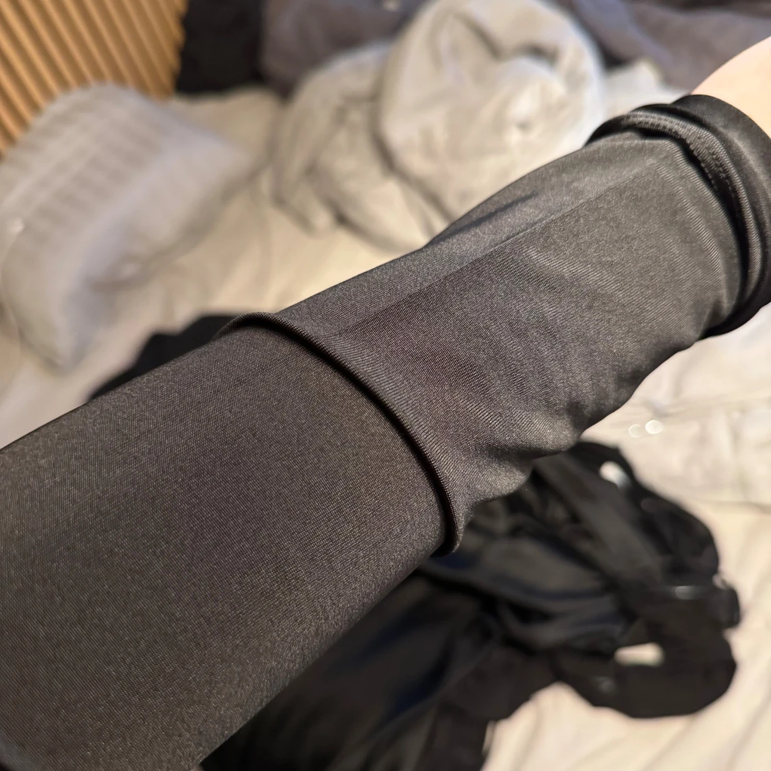 Svart oneshoulder klänning NA-KD XL - 3