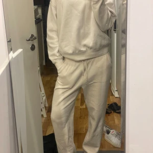 Beige mjukissätt💞 - Säljer ett beiges mjukissätt ifrån newyorker då det inte används längre. Används två till tre gånger och är inprincipt nytt. Jätteskönt och prefekt nu till hösten och vintern. Säljer båda tillsammans för 400kr eller var för sig för 250kr💞 pris kan diskuteras  