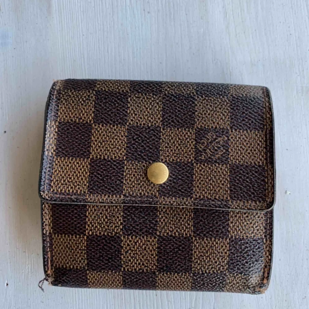 Vintage Louis Vuitton plånbok. Skick utger du själv utifrån bilderna. Behov av fler bilder eller har du frågor skriv PM. Köparen står för frakt. . Accessoarer.