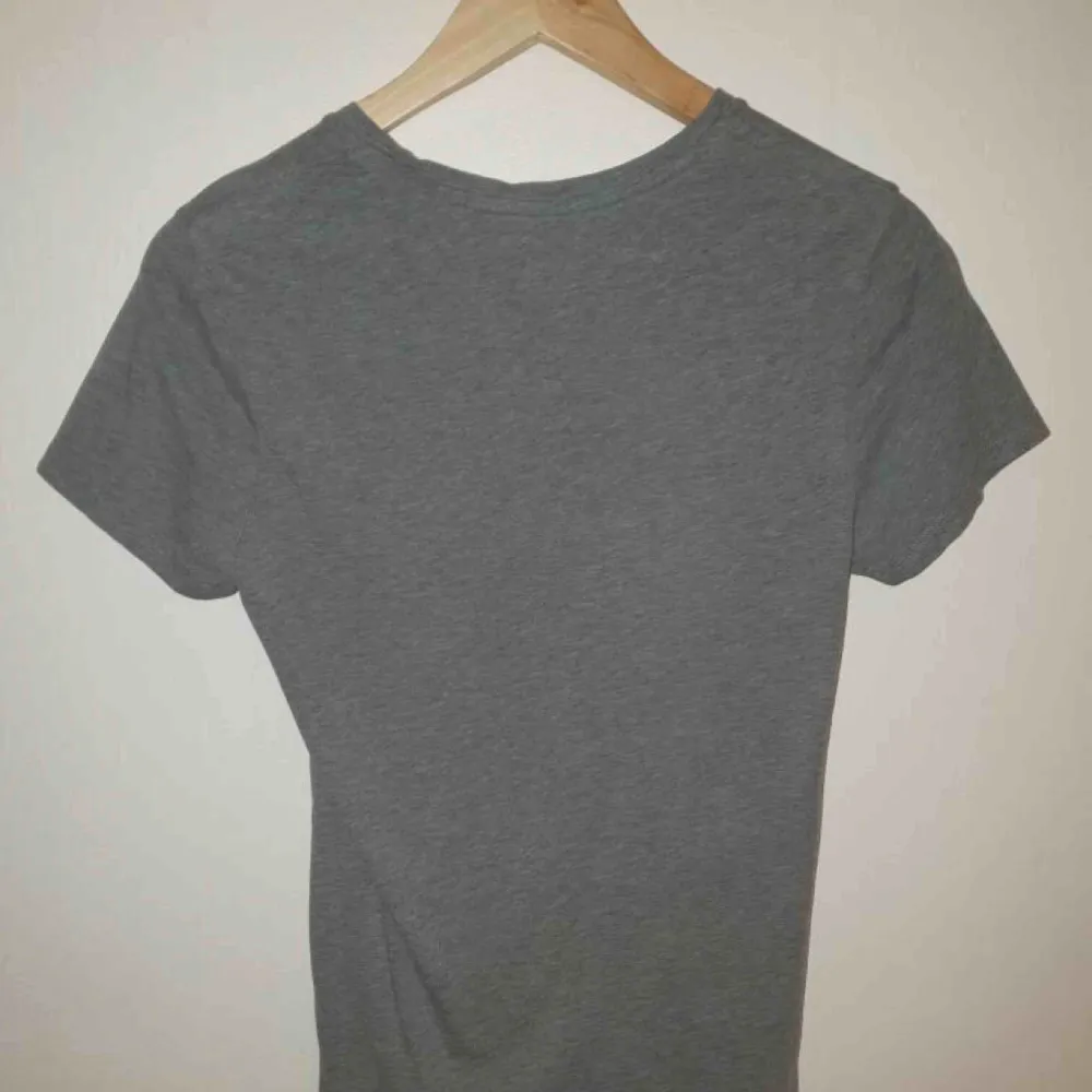 En klassisk Calvin Klein i grått. Väl använd, nytt pris 500 kr.. T-shirts.