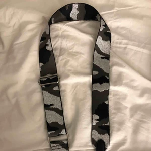  - Sjukt fint väskband från Gina tricot. Som nytt, då det knappt är använt! Går att justera storleken på bandet😊