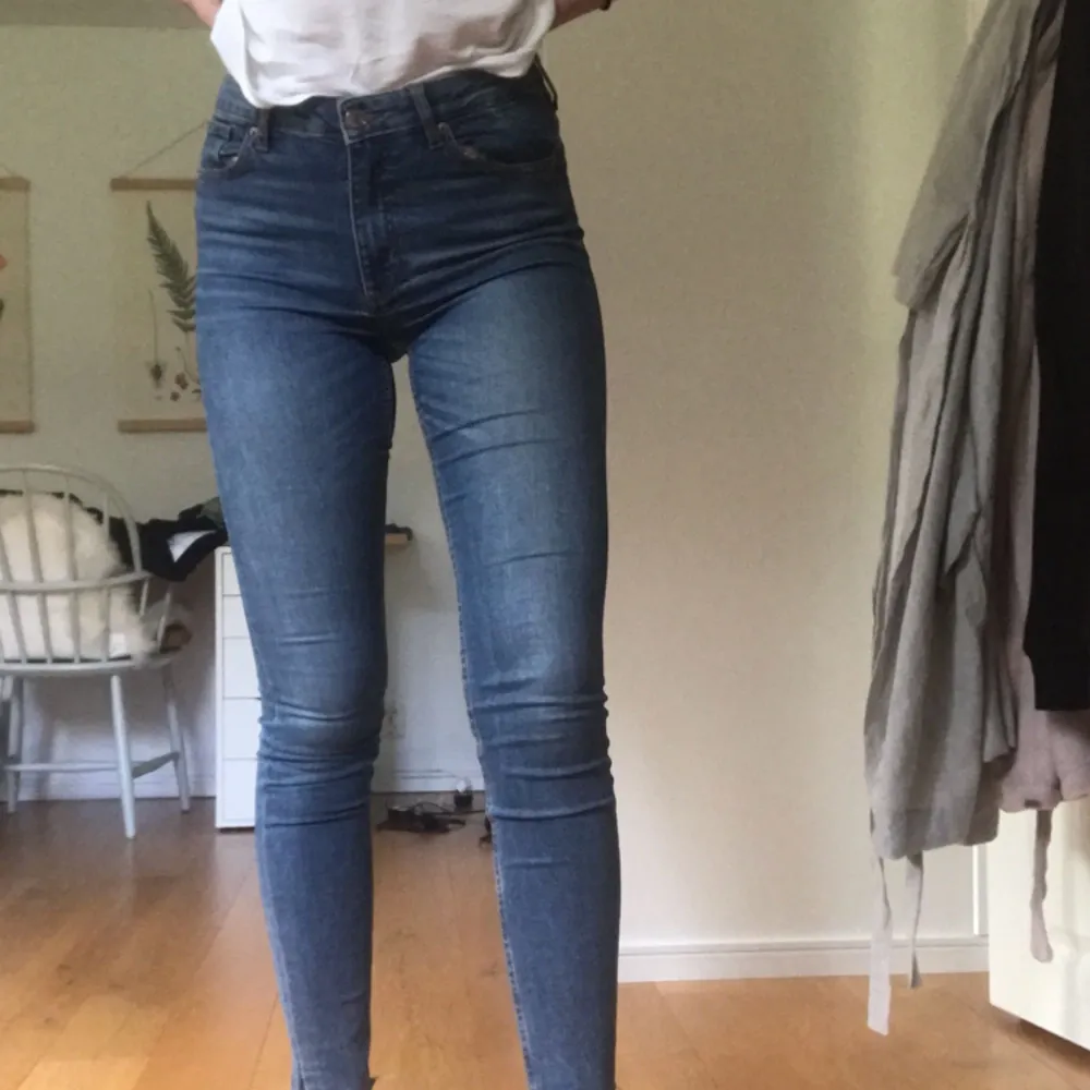 Snygga och enkla blå tighta jeans. Köpta på Monki men kommer ej till användning. Är vanligtvis typ 36 i byxor och de sitter perfekt på mig! Möts upp i Stockholm . Jeans & Byxor.