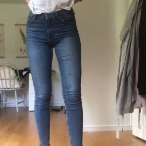  - Snygga och enkla blå tighta jeans. Köpta på Monki men kommer ej till användning. Är vanligtvis typ 36 i byxor och de sitter perfekt på mig! Möts upp i Stockholm 