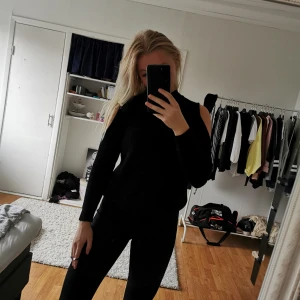  - Säljer denna stickade tröja från H&M. Den är off shoulder och har polokrage. Köparen står för frakt. 