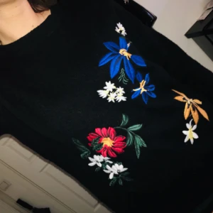  - Stickad tröja från Gina Tricot med broderade blommor 