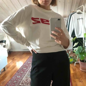  - Vit långärmad tröja med tryck, herrmodell strl S, använd men i mycket gott skick! Frakt (ca 25kr) ingår!!❤️