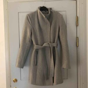  - En kappa i ullblandning från veromoda. Endast använd några få gånger 