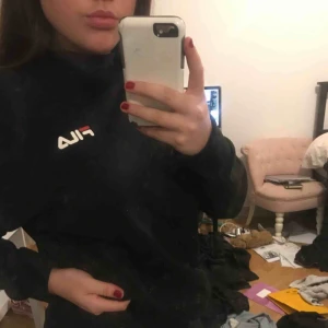  - Fila tröja i storlek XS (förlåt för stökigt rum)
