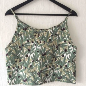  - Helt oanvänt linne, lite tjockare tyg och ganska bred passform. Storlek S-M.  Fraktkostnad tillkommer, kan också mötas upp i Malmö.