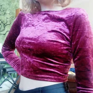  - Långärmad sammetströja i vinrött, sparsamt använd. 