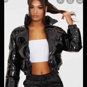  - Vinyl jacka från Pretty little thing, fint skick knappt använd!