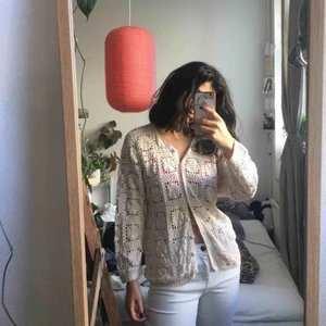  - Virkad kofta i off-white. Köpt second hand men nästan aldrig använd. Står storlek L men sitter fint på mig som är en S/36 i det mesta. Snygg både som topp och kofta 