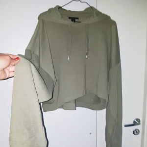 Croped oversized hoodie - Skitsnygg cropad hoodie från Monki. Vida ärmar. Oversized passform. Frakt tillkommer på 55 kr ❤