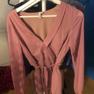  - Nude rosa blus från Nelly i strl s
