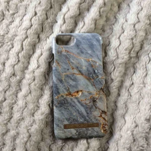  - Grått iPhone 6/6s skal från ideal of sweden. Nypris 199kr, säljer det för 49kr. Skalet är använt men är i jättefint skick, förutom en mindre fläck på skalets insida, syns dock inte när skalet används! (bild 2)