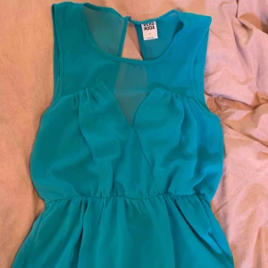  - Turkost linne från vero Moda. Volang-liknande och v-ringad i ryggen! Köparen står för frakt!