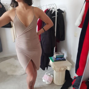  - Klänning i hudfärgad ton med främre slits. Använd få gånger och i väl skick. Möts upp i Göteborg. Köparen står för fraktkostnaden.