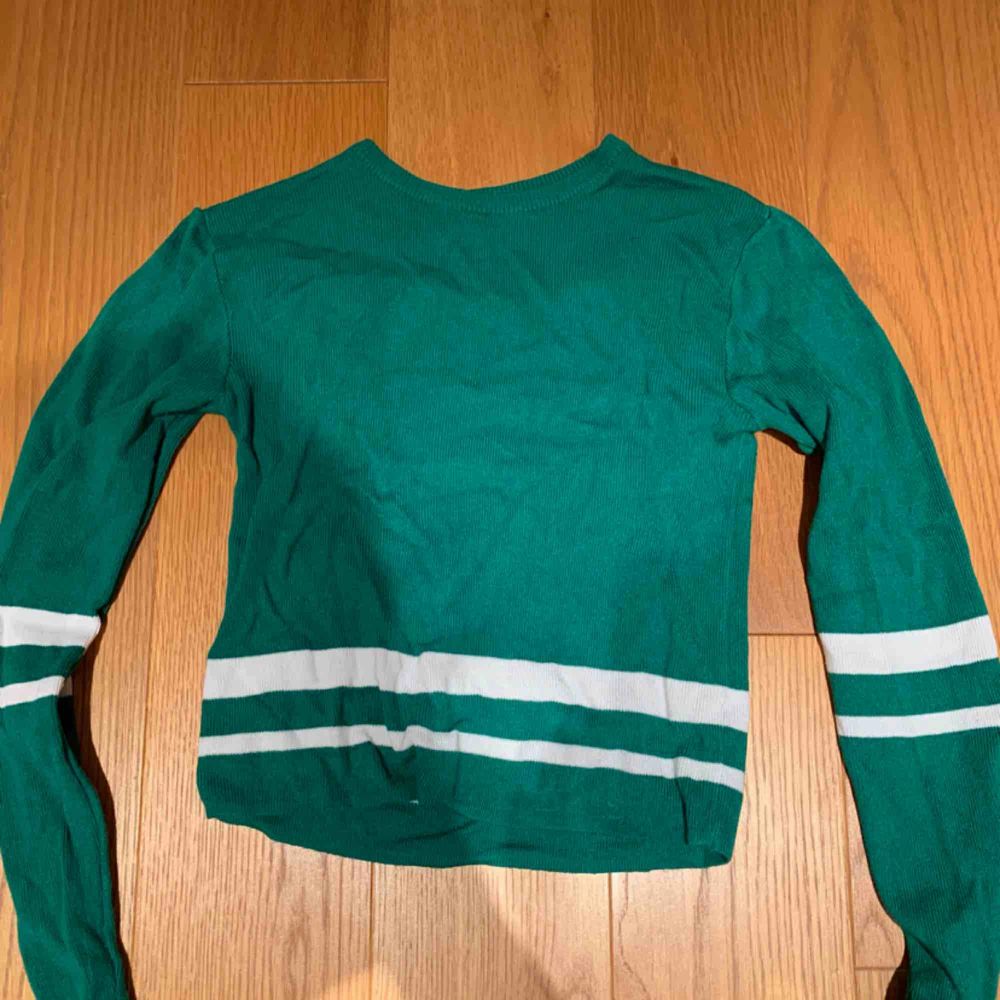 Cool tröja från pull and bear , tajt passform 💗 kan mötas upp i Stockholm eller frakta. Mycket grönare än bilden kan visa . Toppar.