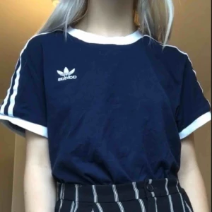  - Sitter mycket mer som M,mjukt material,vid i armarna. Ej använd mer än 2-3 ggr