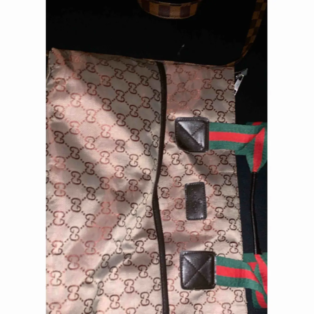 Två fresh äkta LV och en Gucci and väska. Den LV har en handväska rep och en axelväska. Gucci har bara en handväska rep.. Väskor.