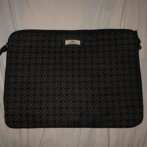  - Säljer mitt datorfodral från Day by Birger et Mikkelsen då jag vill ha ett nytt🙄 Köpte för knappt ett år sedan för 500. Superfint, rymligt och praktiskt verkligen!!! Fraktkostnad tillkommer