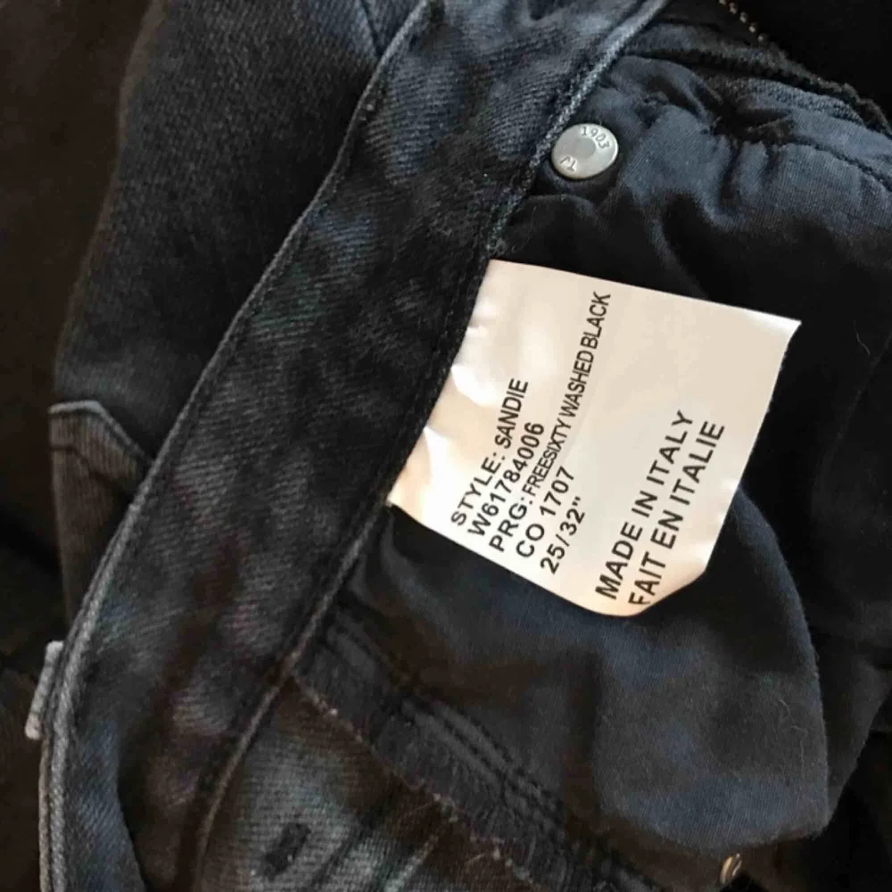 Snygga jeans från Tiger of Sweden🖤 Storleken är 25/30 (uppsydda hos skräddare från längd 32). Mycket sparsamt använda. Färgen stämmer bäst överens med sista bilden. Frakt 54kr💌. Jeans & Byxor.