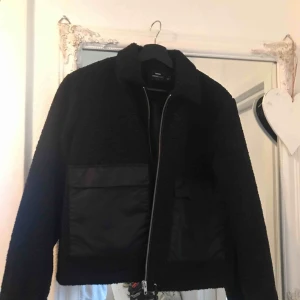  - Snygg Teddy jacka från Dr. Denim storlek S, endast använd några gånger. 300kr och köparen står för frakt🌞