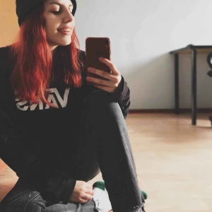  - Vanlig svart Vans tröja, tjockare än T-shirt men ingen hoodie, använt max fem gånger, köparen står för frakten, kan mötas upp i Malmö eller Helsingborg. 