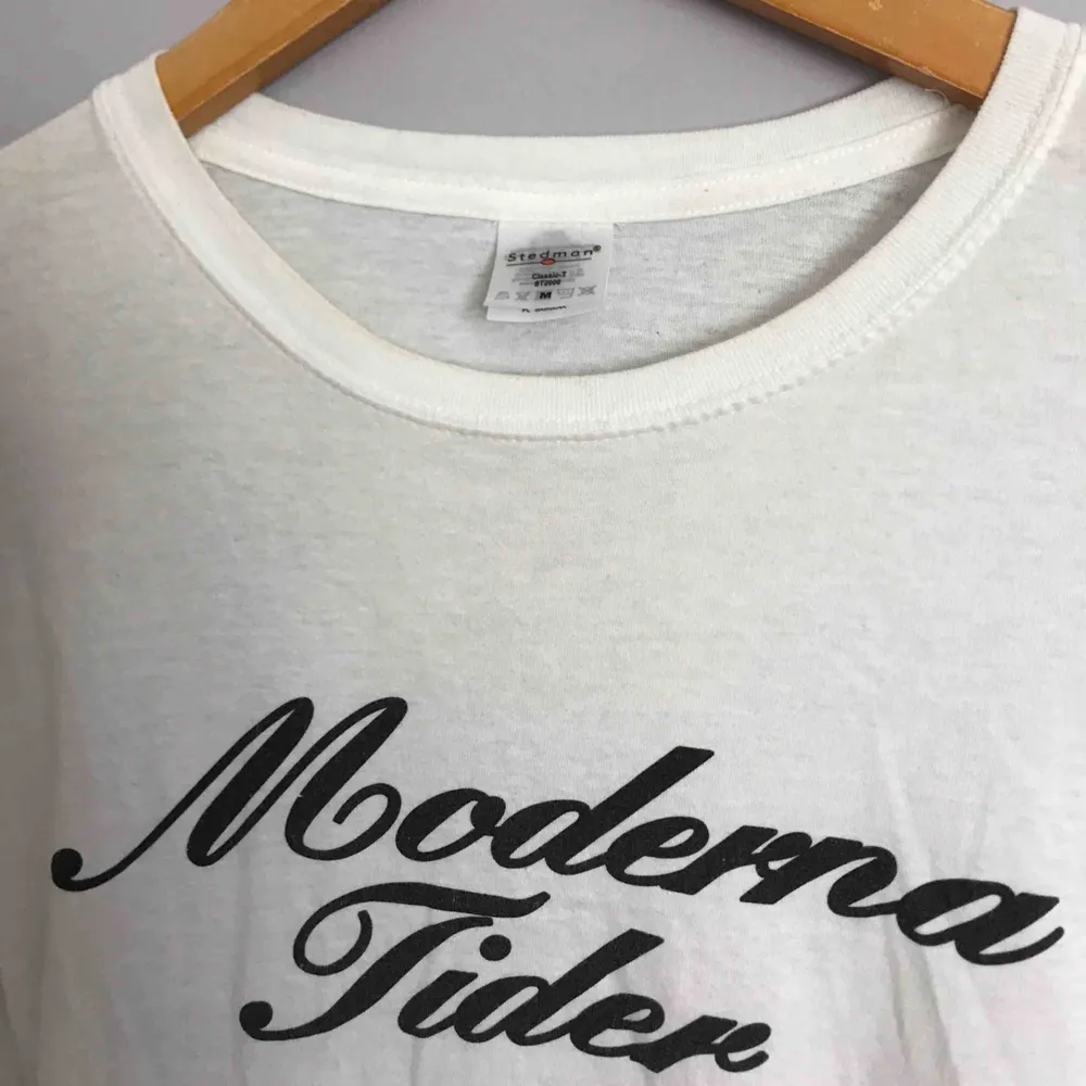 Cool t-shirt med tryck på. Det står moderna tider på tröjan ✨ frakt tillkommer. T-shirts.