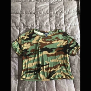  - 🥦 Camoflauge t-shirt från Forever 21, den är en aningen croppad (frakt tillkommer) 🥦