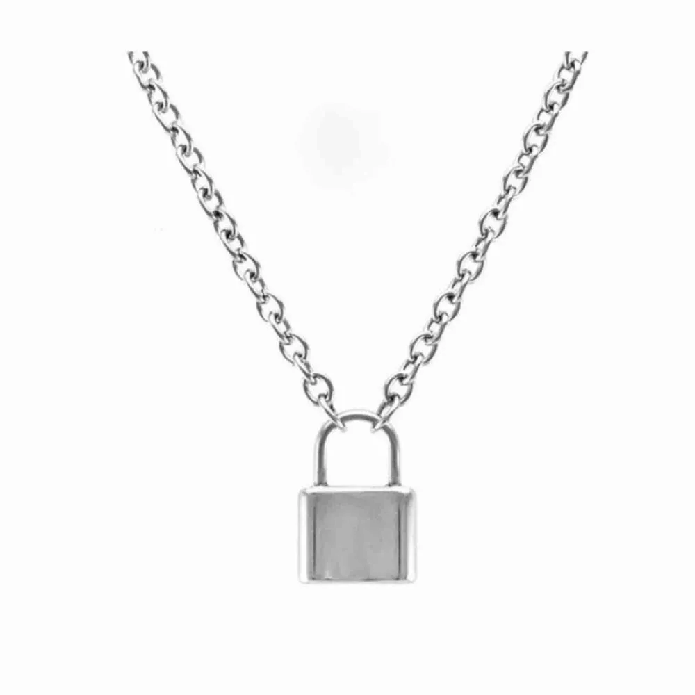 Säljer helt nya silver lock necklace, silver lås halsband Har även i guld  Kan stå för frakt vid snabb affär . Accessoarer.