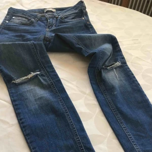  - Den perfecta Jeans i strl 36 Midja 69/70 cm Längd 90 cm Innerbenslängd 68cm