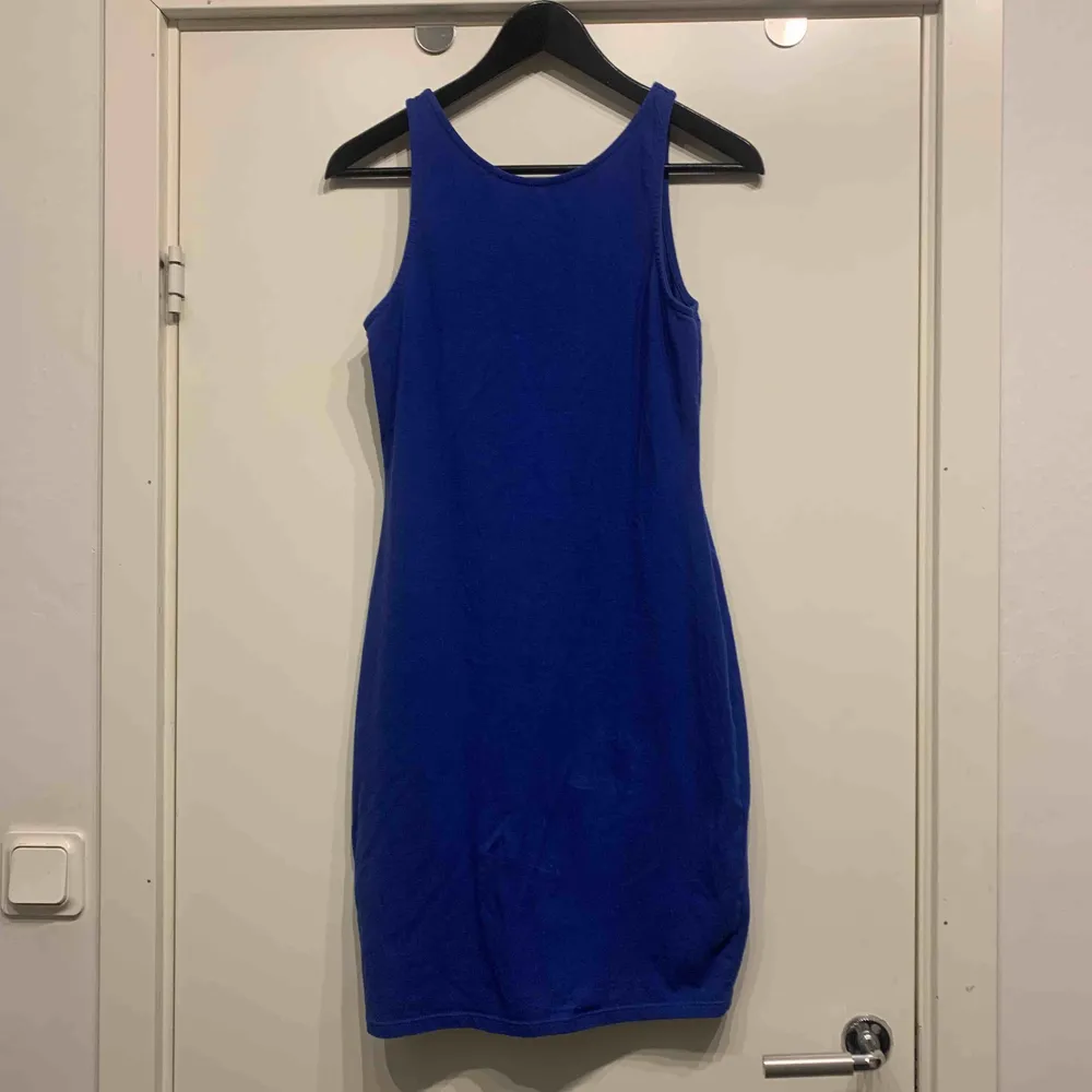 •kornblå tight klänning •djup urringning rygg •fint skick. Klänningar.