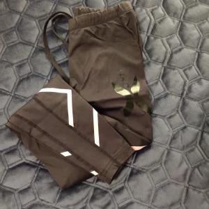  - Väldigt sköna å fina 2xu tight i xs, frakt ingrår i priset, tightsen har ljusrosa detaljer 