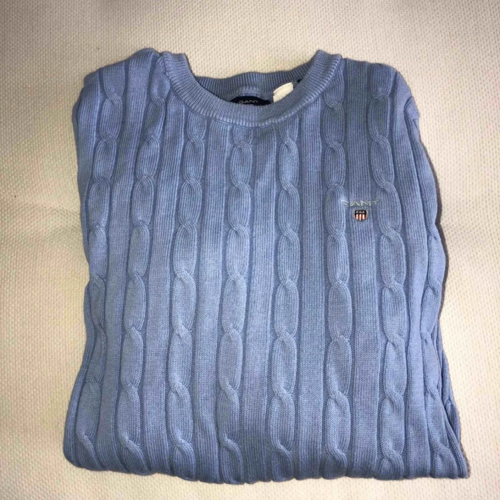 Ljusblå, babyblå kabelstickad Gant tröja i storlek XS. Helt oanvänd, köpt på Gant butiken i London😇. Stickat.