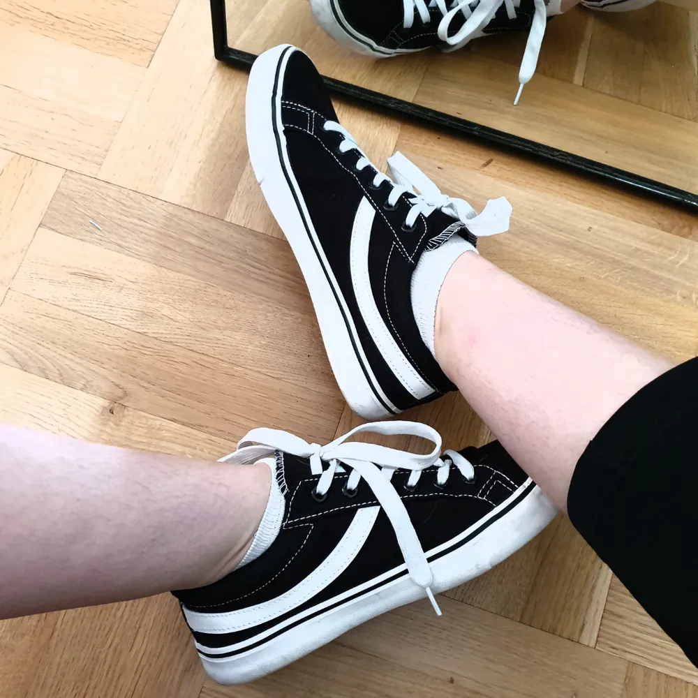 🌻skor från Primark i 'vans old skool' inspirerande stil🌻säljes pågrund av att dem är för stora för mig🌻smala i modellen🌻. Skor.