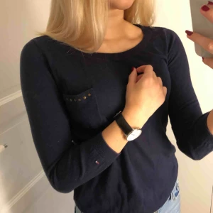  - Super fin marinblå tröja från Tommy Hilfiger, använd väldigt få gånger. Frifrakt🤗