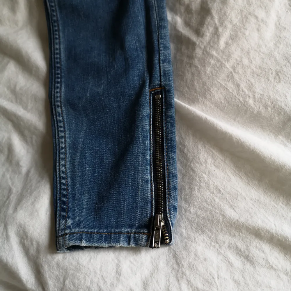 Blåa jeans i strl. S, från Monki. Har dragkedjor vid anklarna. Tighta med bra passform. . Jeans & Byxor.