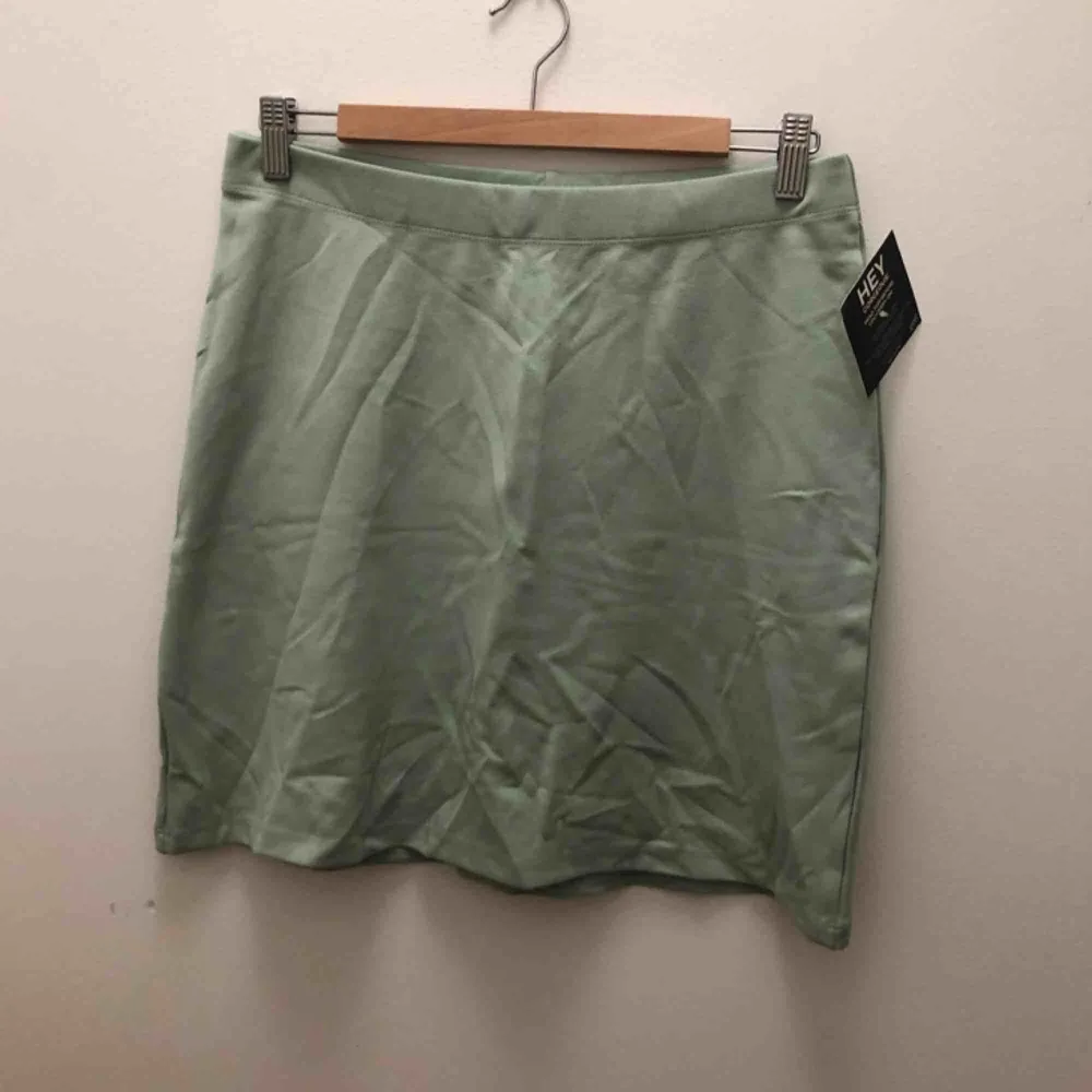 Superfin kjol, aldrig använd. Säljer för att den sitter för slappt på mig som ni ser. Frakten ingår i priset✨😍 köpt för 399. Kjolar.
