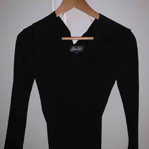 Offshoulder svart tröja i tjockt material, sparsamt använd, frakt tillkommer<3