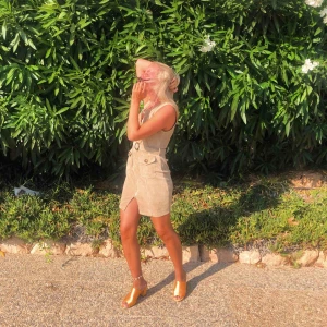  - Mocka klänning från BOOHOO